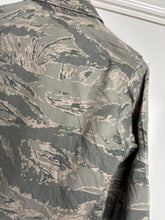 Charger l'image dans la galerie, Surplus US Air Force UCP Uniform Jacket 34 Regular - The Militaria Shop