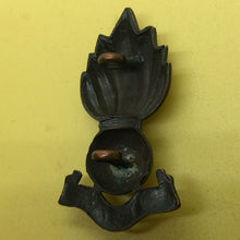 Load image into Gallery viewer, Original WW1/WW2 British Army Royal Artillery Cap Badge - The Militaria Shop