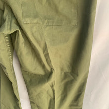 Lade das Bild in den Galerie-Viewer, Genuine British Army Surplus OD Green Lightweight Combat Trousers Size 75/76/92 - The Militaria Shop