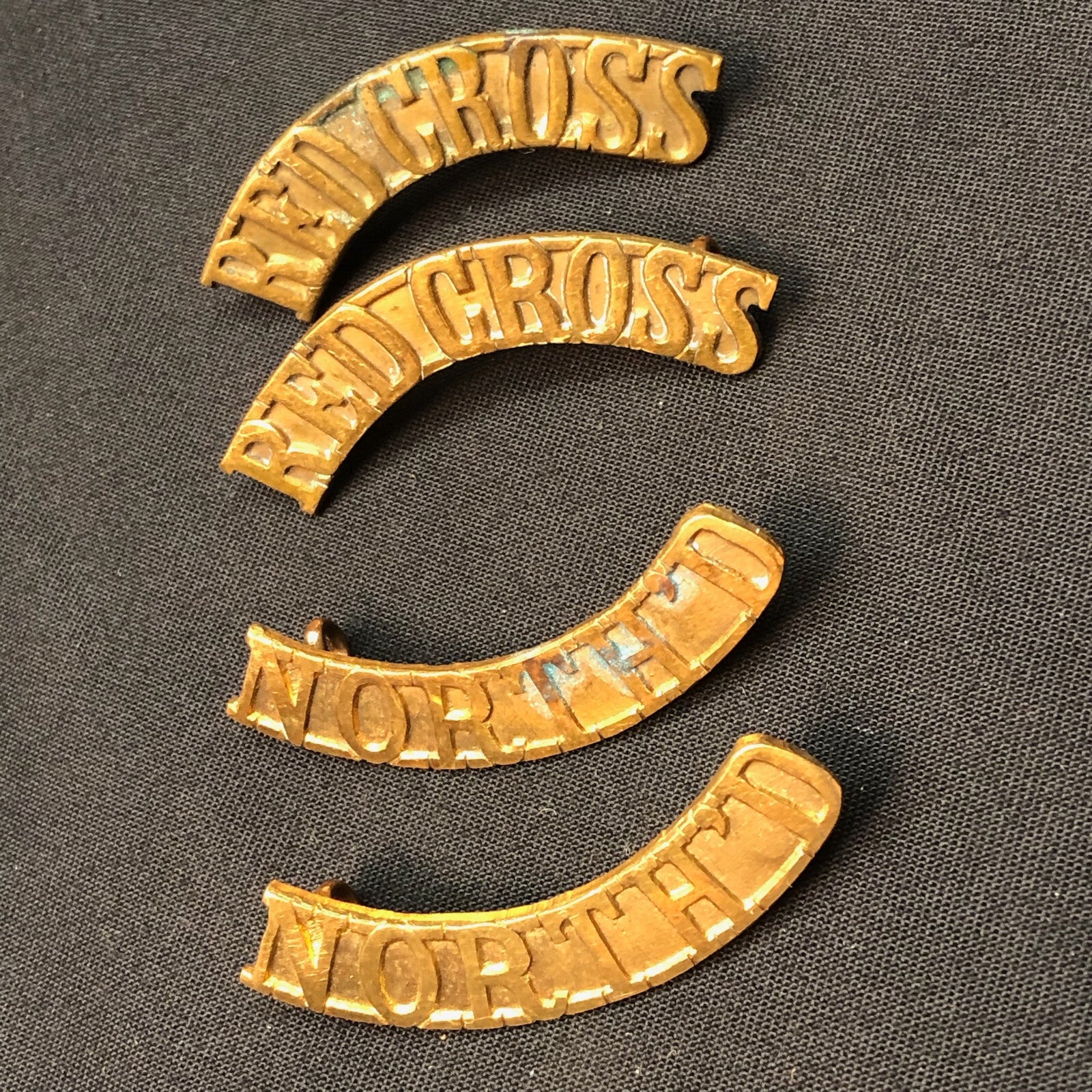 Original WW1/WW2 British Army Red Cross Northumberland Brass Shoulder Title Set - The Militaria Shop