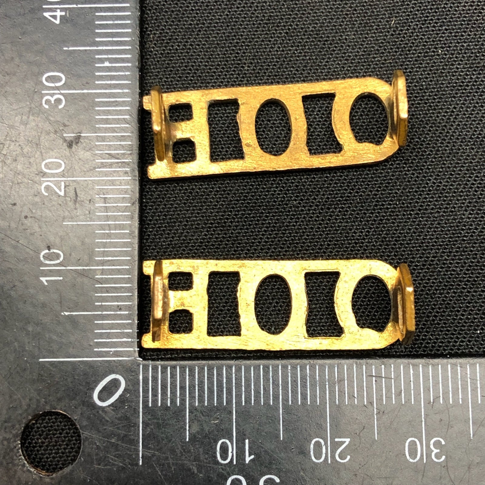 Original WW1/WW2 British Army Queen's Own Hussars Q.O.H Shoulder Title Set - The Militaria Shop