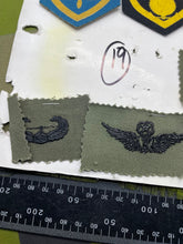 Lade das Bild in den Galerie-Viewer, Original Group of Russian Army & Special Forces / Paratroopers Badges - The Militaria Shop