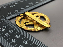 Charger l'image dans la galerie, Vintage Kuwait Army Cap Badge - The Militaria Shop