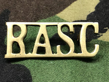 Lade das Bild in den Galerie-Viewer, Original WW2 British Army Brass Shoulder Title - RASC Army Service Corps - The Militaria Shop