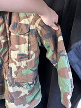 Lade das Bild in den Galerie-Viewer, Genuine US M65 Woodland Camouflage Field Jacket - Medium Regular - The Militaria Shop