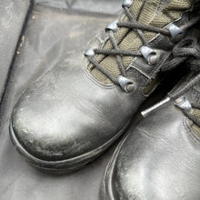Lade das Bild in den Galerie-Viewer, Army Black Leather High Top Magnum Combat Boots - Size EU 40 - UK 6.5 - 250 - The Militaria Shop