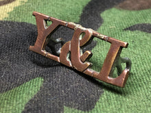 Load image into Gallery viewer, Original WW2 British Army Brass Shoulder Title - Y&L York and Lancaster Regiment - The Militaria Shop