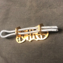 Lade das Bild in den Galerie-Viewer, Original WW1 British Army Queen's Dragoon Guards Brass Shoulder Title - The Militaria Shop