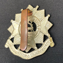 Charger l'image dans la galerie, Original WW1 / WW2 British Army Bedfordshire & Hertfordshire Regiment Cap Badge - The Militaria Shop