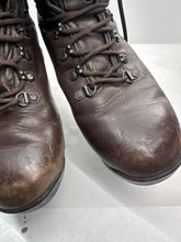 Lade das Bild in den Galerie-Viewer, British Army Surplus Brown Leather Combat Boots - ITURRI - Size UK 9 M - The Militaria Shop