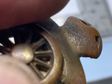 Lade das Bild in den Galerie-Viewer, Original WW1 / WW2 Royal Artillery Cap Badge - Unusual Variation - The Militaria Shop