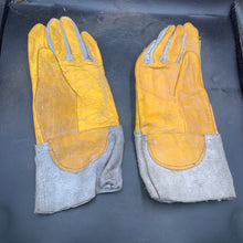 Charger l'image dans la galerie, Original WW2 Onwards British Army Pair of Welding Gloves - REME Issue - The Militaria Shop