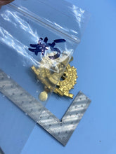 Charger l'image dans la galerie, Original Canadian Army The Rocky Mountain Rangers Regiment Cap Badge - The Militaria Shop