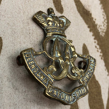 Charger l'image dans la galerie, British Army Queen Victoria's Oxfordshire Hussars Regiment Cap Badge - The Militaria Shop