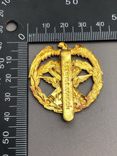 Charger l'image dans la galerie, Vintage Kuwait Army Cap Badge - The Militaria Shop