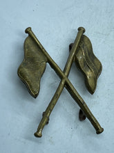 Load image into Gallery viewer, Original WW1 / WW2 British Army Signallers Flag Sleeve Qualification Badge - The Militaria Shop