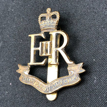 Charger l'image dans la galerie, Genuine British Army Military Provost Staff Corps Cap Badge - The Militaria Shop