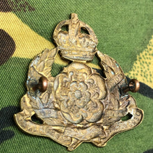 Charger l'image dans la galerie, Original WW1 British Cap Badge - Derbyshire Yeomanry - The Militaria Shop