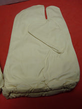 Charger l'image dans la galerie, Original WW2 British Army Gunners Winter White Gloves - Dated 1941 - The Militaria Shop