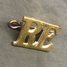 Load image into Gallery viewer, Original WW1 British Army Royal Engineers RE Brass Shoulder Title - The Militaria Shop