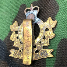 Load image into Gallery viewer, Original Canadian Army Le Régiment de Hull Beret / Cap Badge - The Militaria Shop