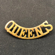 Lade das Bild in den Galerie-Viewer, Original WW1 British Army Brass Shoulder Title - Queen's Regiment - The Militaria Shop