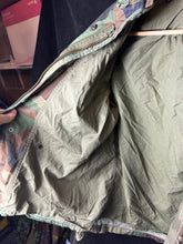 Lade das Bild in den Galerie-Viewer, Genuine US M65 Woodland Camouflage Field Jacket - Small Short - The Militaria Shop