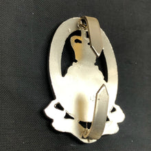 Charger l'image dans la galerie, Original British Army Cap Badge - The Queen's Lancashire Regiment - The Militaria Shop