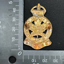 Lade das Bild in den Galerie-Viewer, Original British Army WW1 / WW2 Royal Montreal Regiment Cap Badge - The Militaria Shop