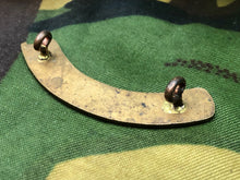 Charger l'image dans la galerie, Genuine British Army WW1 Brass Shoulder Title - Gloucester Regiment - The Militaria Shop