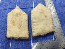 Lade das Bild in den Galerie-Viewer, Original British Army Officers Epaulettes / Collars with Buttons - The Militaria Shop