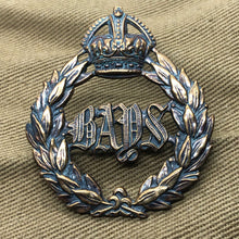 Charger l'image dans la galerie, Original WW1/WW2 British Army 2nd Dragoon Guards (Queen's Bays) Cap Badge - The Militaria Shop