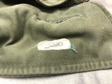 Lade das Bild in den Galerie-Viewer, Original Korean War Era British Army Middle Parka Detatchable Hood - Size Medium - The Militaria Shop