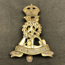 Charger l'image dans la galerie, Original British Army Cap/Beret Badge - Labour Corps - The Militaria Shop