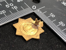 Charger l'image dans la galerie, Original WW1 British Army The Dorsetshire Regiment Collar Badge - Cast Brass - The Militaria Shop