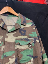 Load image into Gallery viewer, US Army Jacket Mens Woodland Camo Combat Military USA BDU Coat - 37" Chest - The Militaria Shop