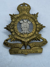 Charger l'image dans la galerie, Original WW1 / WW2 The Royal Regiment of Canada Cap Badge - The Militaria Shop