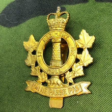 Load image into Gallery viewer, Genuine Canadian Army Brass Cap Badge - Régiment de Hull - The Militaria Shop