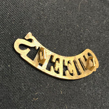 Lade das Bild in den Galerie-Viewer, Original WW1 British Army Brass Shoulder Title - Queen's Regiment - The Militaria Shop