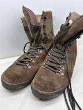 Lade das Bild in den Galerie-Viewer, British Army Surplus Brown Leather Combat Boots - Meindl - Size UK 9 M - The Militaria Shop