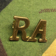 Lade das Bild in den Galerie-Viewer, Genuine British Army WW1 Brass Shoulder Title - Royal Artillery - The Militaria Shop