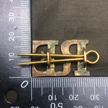 Load image into Gallery viewer, Original WW1 British Army Royal Engineers RE Brass Shoulder Title - The Militaria Shop