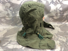 Lade das Bild in den Galerie-Viewer, Original Korean War Era British Army Middle Parka Detatchable Hood - Size Large - The Militaria Shop