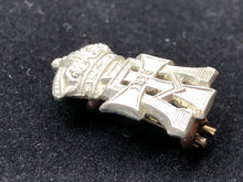 Lade das Bild in den Galerie-Viewer, Original British Army Yorkshire (Green Howards) Regiment Collar Badge - The Militaria Shop