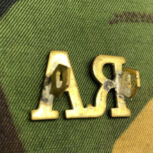 Lade das Bild in den Galerie-Viewer, Genuine British Army WW1 Brass Shoulder Title - Royal Artillery - The Militaria Shop