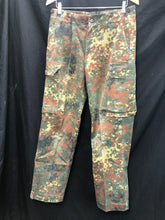 Charger l'image dans la galerie, Genuine German Army Issue G1 Flecktarn Camouflaged Combat Trousers - W:31" L:26" - The Militaria Shop