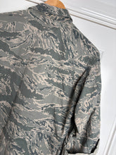 Charger l'image dans la galerie, Surplus US Air Force UCP Uniform Jacket 42 Long - The Militaria Shop