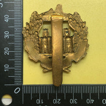 Load image into Gallery viewer, Original WW1/WW2 British Army The Essex Regiment Cap Badge - The Militaria Shop