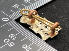 Lade das Bild in den Galerie-Viewer, Original British Army Yorkshire (Green Howards) Regiment Collar Badge - The Militaria Shop