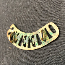Lade das Bild in den Galerie-Viewer, Original WW1 British Army Brass Shoulder Title - Queen's Regiment - The Militaria Shop